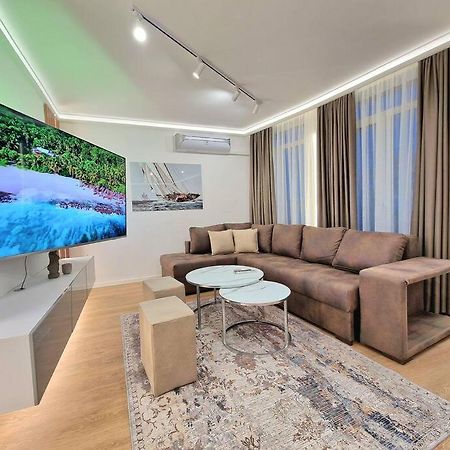 וארנה Luxury Apartment. 75 Inches Tv מראה חיצוני תמונה