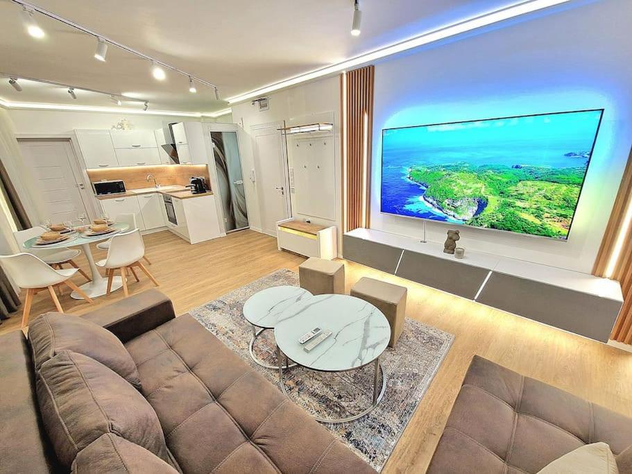 וארנה Luxury Apartment. 75 Inches Tv מראה חיצוני תמונה