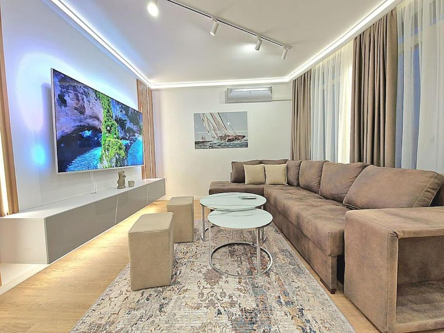 וארנה Luxury Apartment. 75 Inches Tv מראה חיצוני תמונה