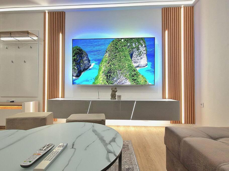 וארנה Luxury Apartment. 75 Inches Tv מראה חיצוני תמונה