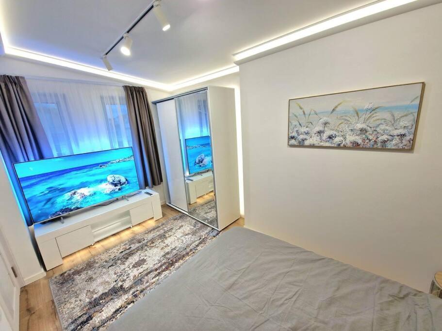 וארנה Luxury Apartment. 75 Inches Tv מראה חיצוני תמונה
