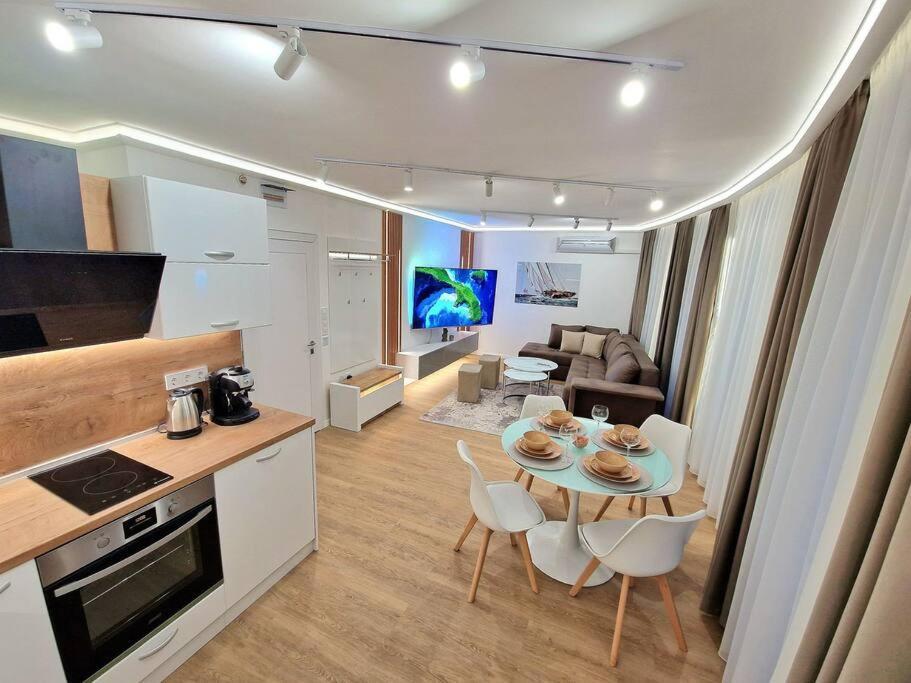 וארנה Luxury Apartment. 75 Inches Tv מראה חיצוני תמונה