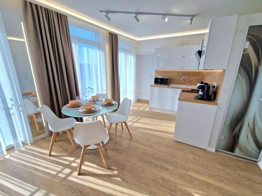 וארנה Luxury Apartment. 75 Inches Tv מראה חיצוני תמונה