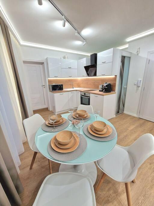 וארנה Luxury Apartment. 75 Inches Tv מראה חיצוני תמונה