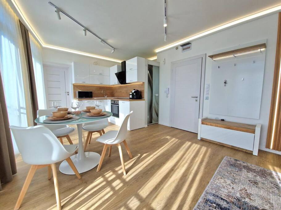 וארנה Luxury Apartment. 75 Inches Tv מראה חיצוני תמונה