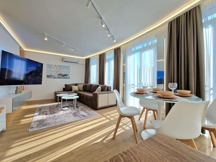 וארנה Luxury Apartment. 75 Inches Tv מראה חיצוני תמונה