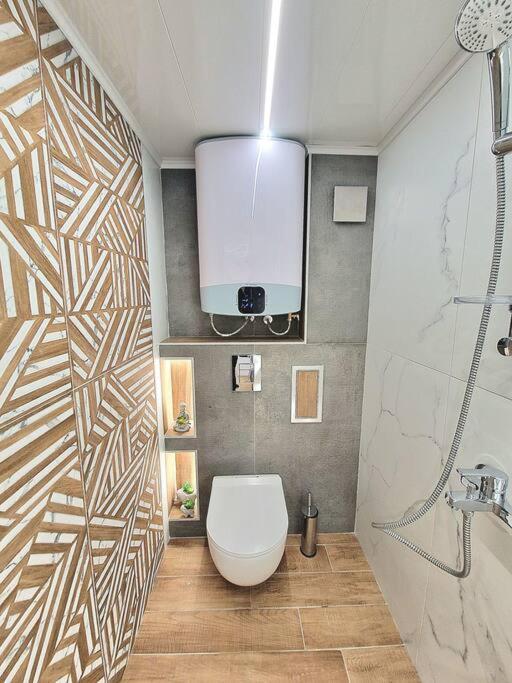 וארנה Luxury Apartment. 75 Inches Tv מראה חיצוני תמונה