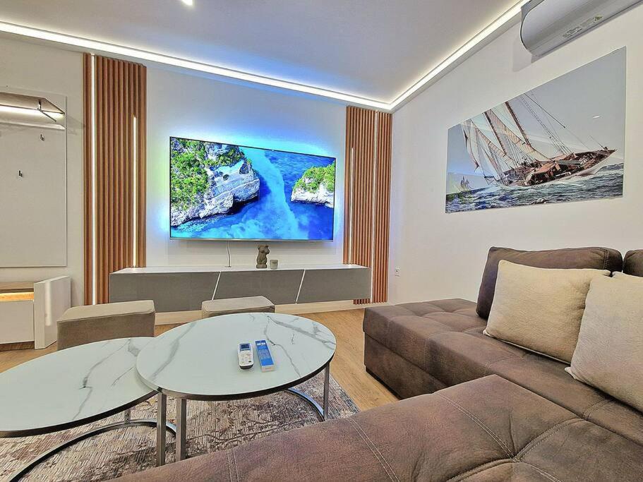 וארנה Luxury Apartment. 75 Inches Tv מראה חיצוני תמונה