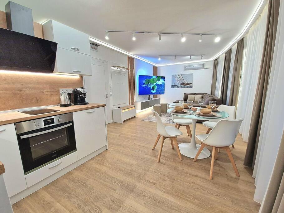 וארנה Luxury Apartment. 75 Inches Tv מראה חיצוני תמונה