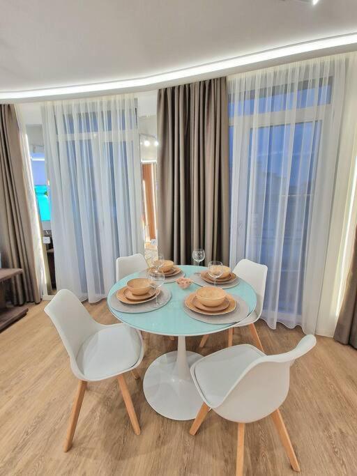 וארנה Luxury Apartment. 75 Inches Tv מראה חיצוני תמונה