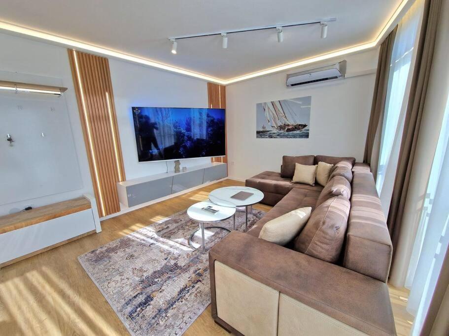 וארנה Luxury Apartment. 75 Inches Tv מראה חיצוני תמונה
