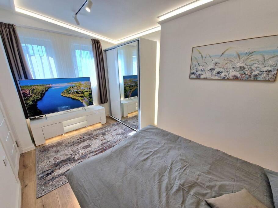 וארנה Luxury Apartment. 75 Inches Tv מראה חיצוני תמונה