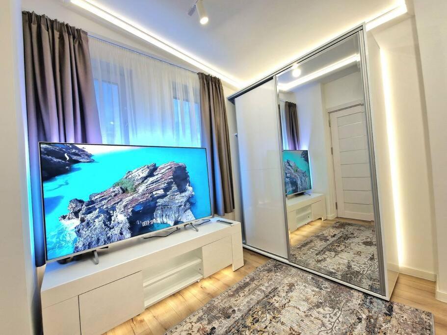 וארנה Luxury Apartment. 75 Inches Tv מראה חיצוני תמונה