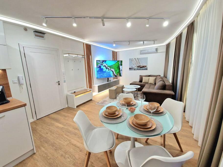 וארנה Luxury Apartment. 75 Inches Tv מראה חיצוני תמונה