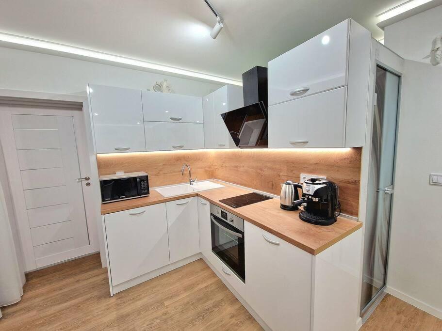 וארנה Luxury Apartment. 75 Inches Tv מראה חיצוני תמונה